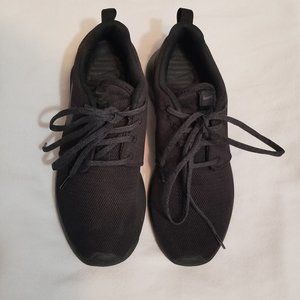 Nike 844994-001: Womens Roshe One running shoe Black 6.5